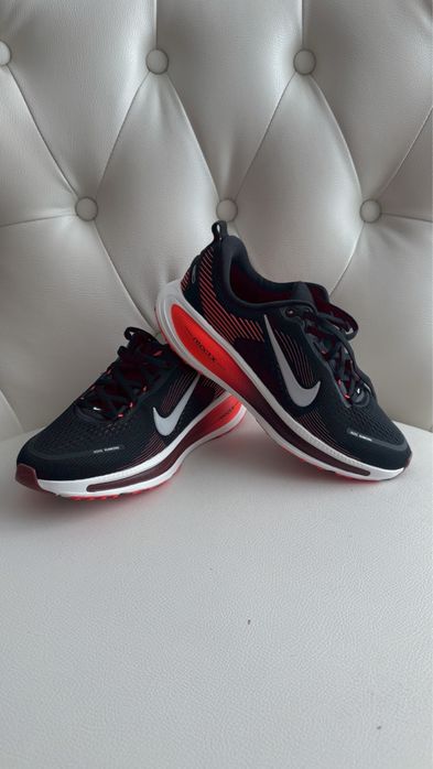 Vand adidasi Nike