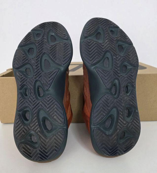 Adidasi Yeezy 700 Cooper Fade