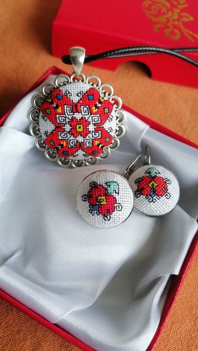 Ръчно бродирани колие , обеци и гривна с български шевици