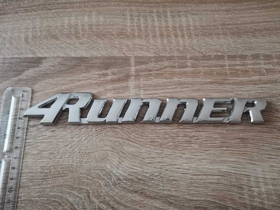 сребрист надпис Toyota 4Runner