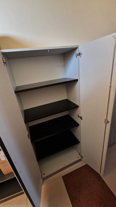 Dulap cu usi si rafturi metalice