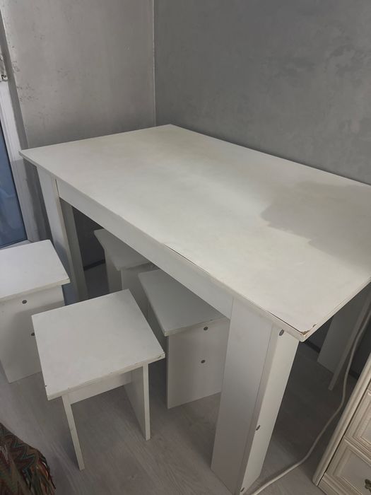 Стол с 4 табуретками