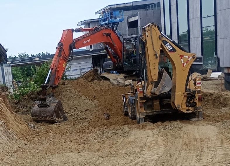Utilaje pentru constructii, terasamente , santuri , demolari industriale sau civile - de inchiriat