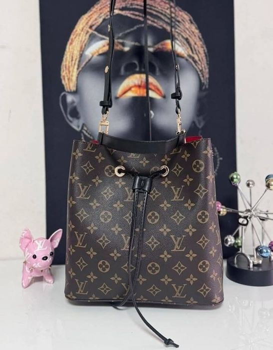 Geanta +portofel Louis Vuitton, super model, super calitate, saculet