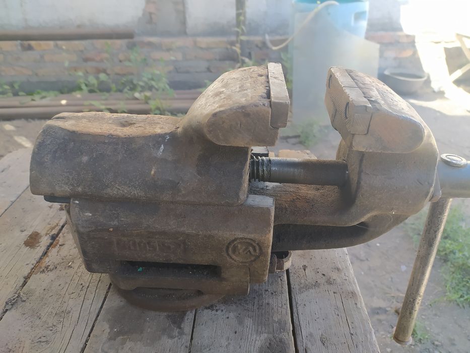 Тиски слесарные советские