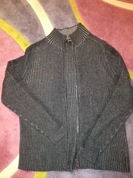 Продавам маркови дрехи за момче на 14-15 год.Тениска Адидас. 2 жилетки