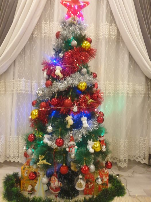 Продам новую ёлку с эффектом снега.