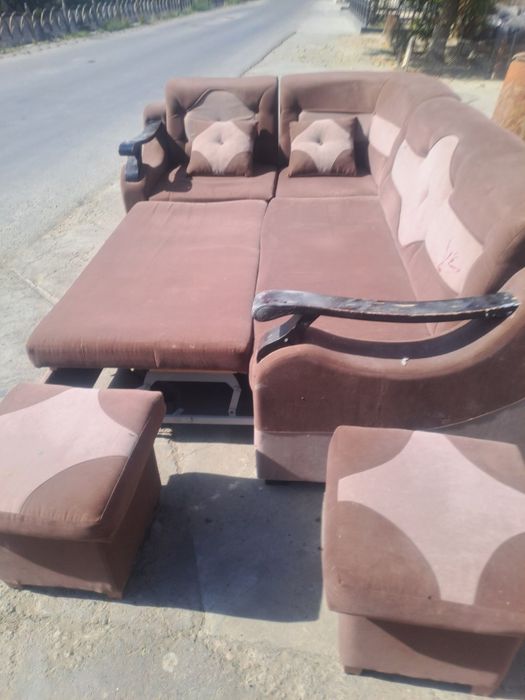 Уголог спальний диван сотилади.