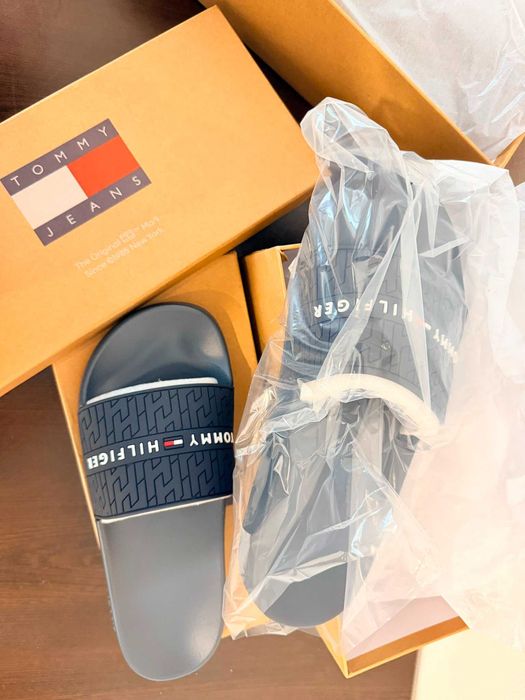 Papuci Tommy Hilfiger negru cu alb