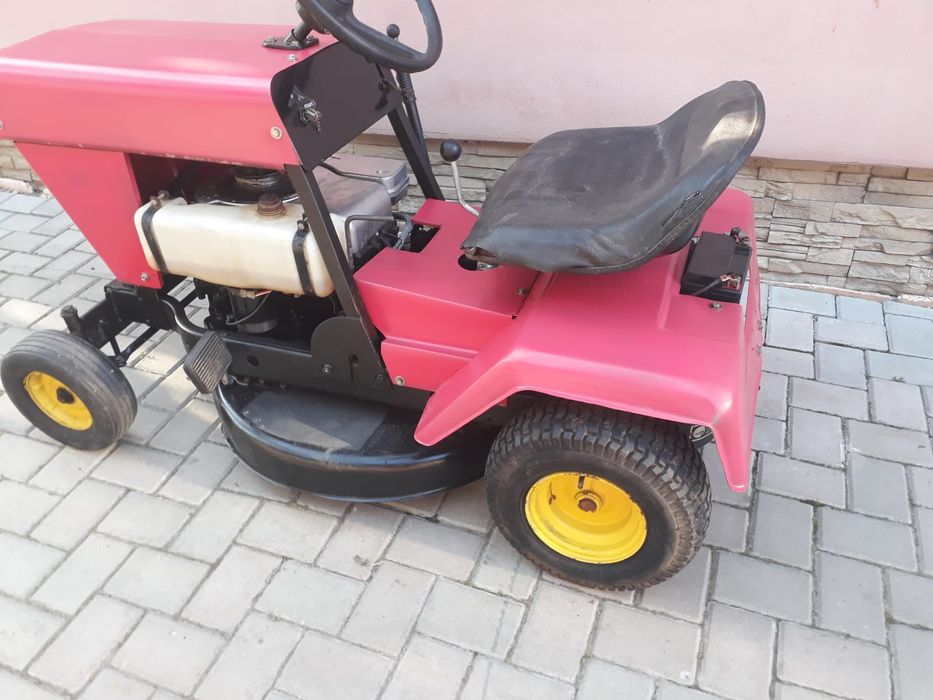 Vând tractoras gazon