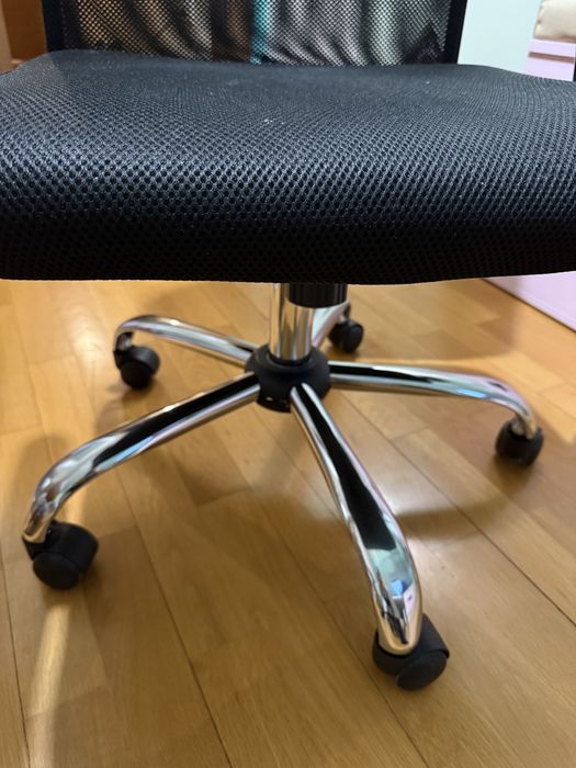 Офис стол с метална стойка