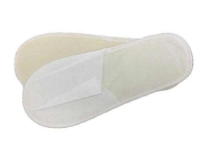 Белые гостиничные тапочки