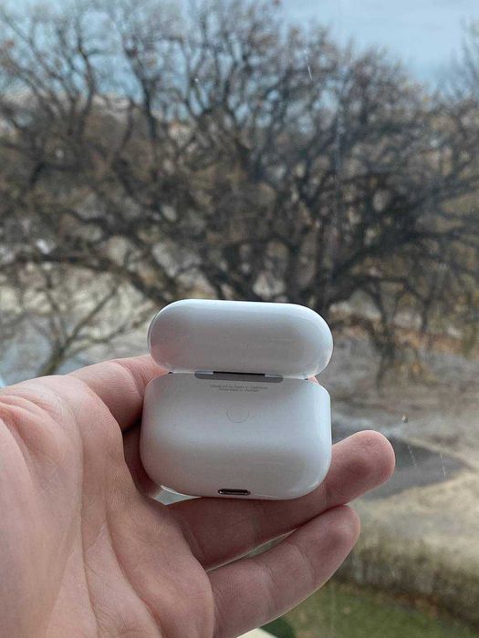 Продавам слушалки AirPods 3, в много добро състояние.