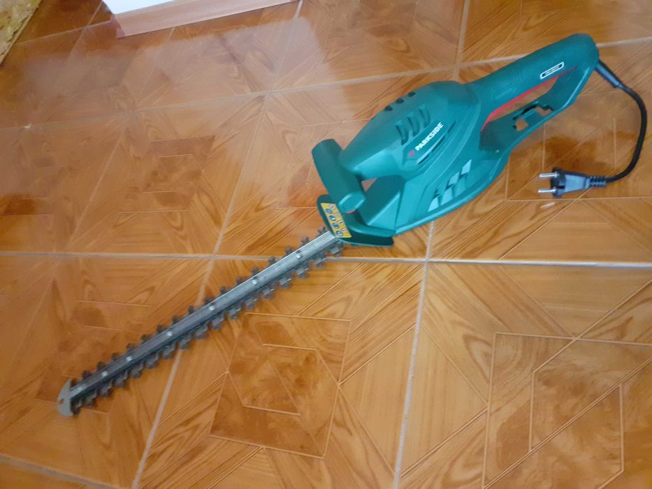 Foarfeca electrica Parkside de tuns gard viu