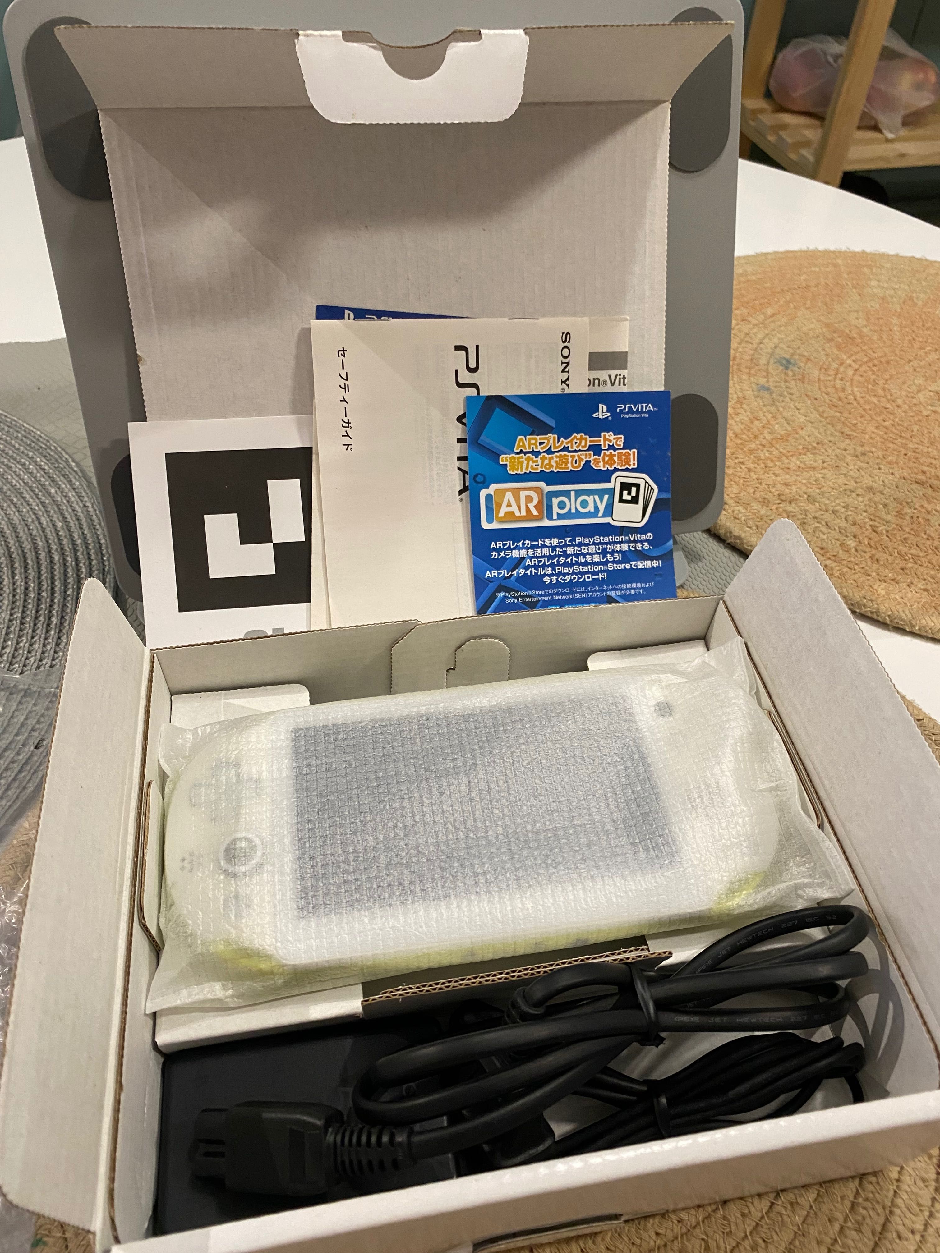 PS Vita White x Lime Green • Japonia • Modată • 128GB Jocuri
