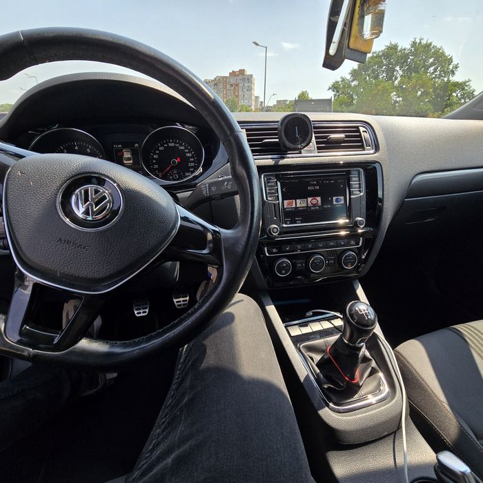 VOLKSWAGEN Jetta