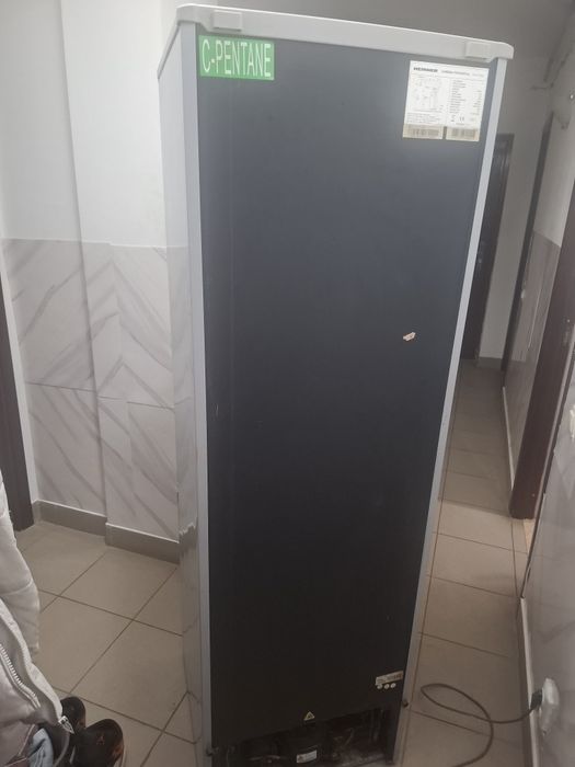 Vand frigiderHeinner stare buna 1,74 m.Ridicare personala .Nu trimit