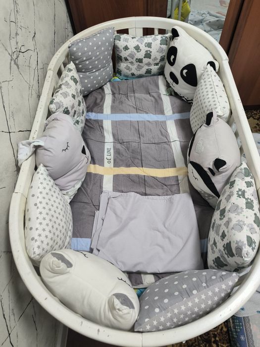 Детская кроватка с бортиками