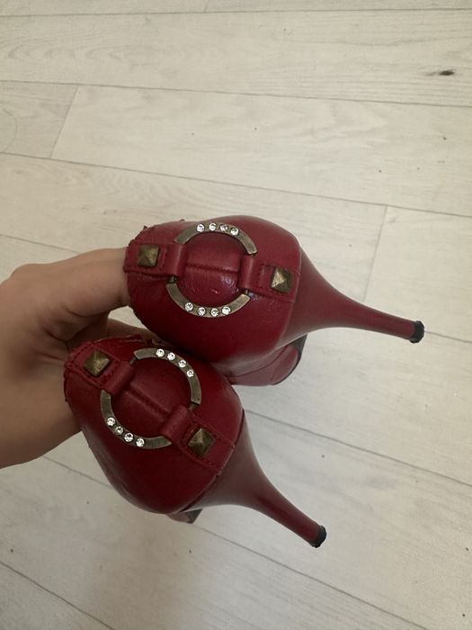 Продам туфли красные на каблуке