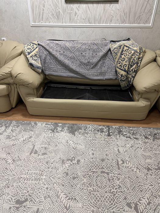 Кожаный диван для гостинной