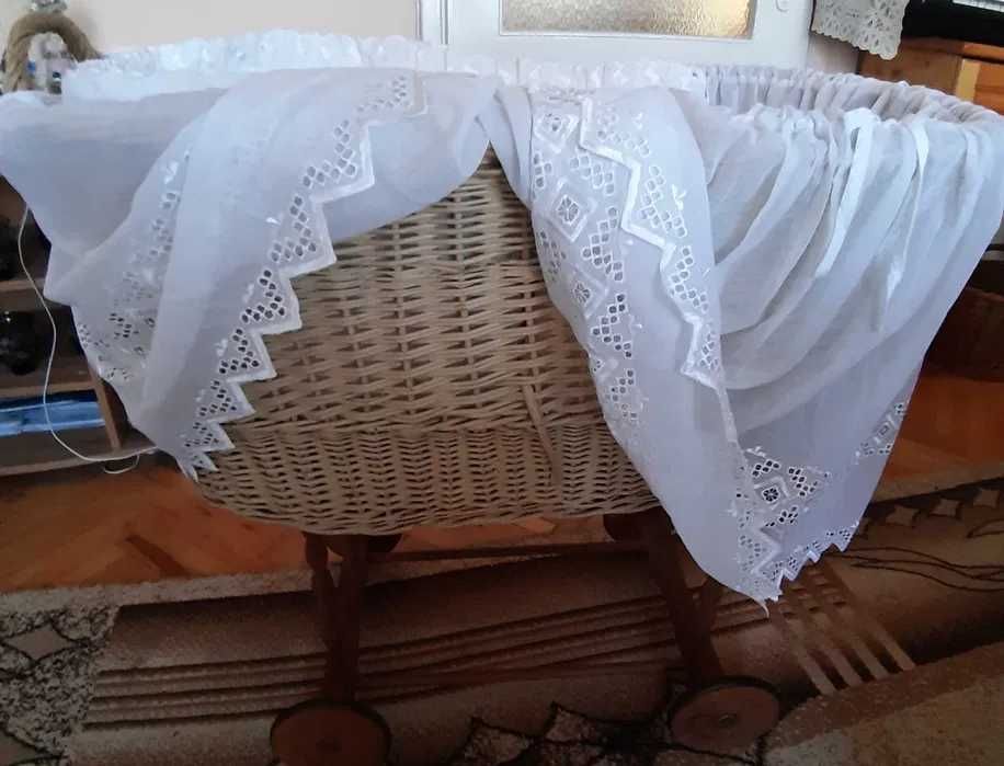 Плетен бебешки кош с аксесоари