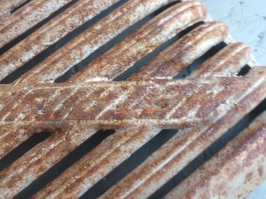 Стара,метална подложка за ютия