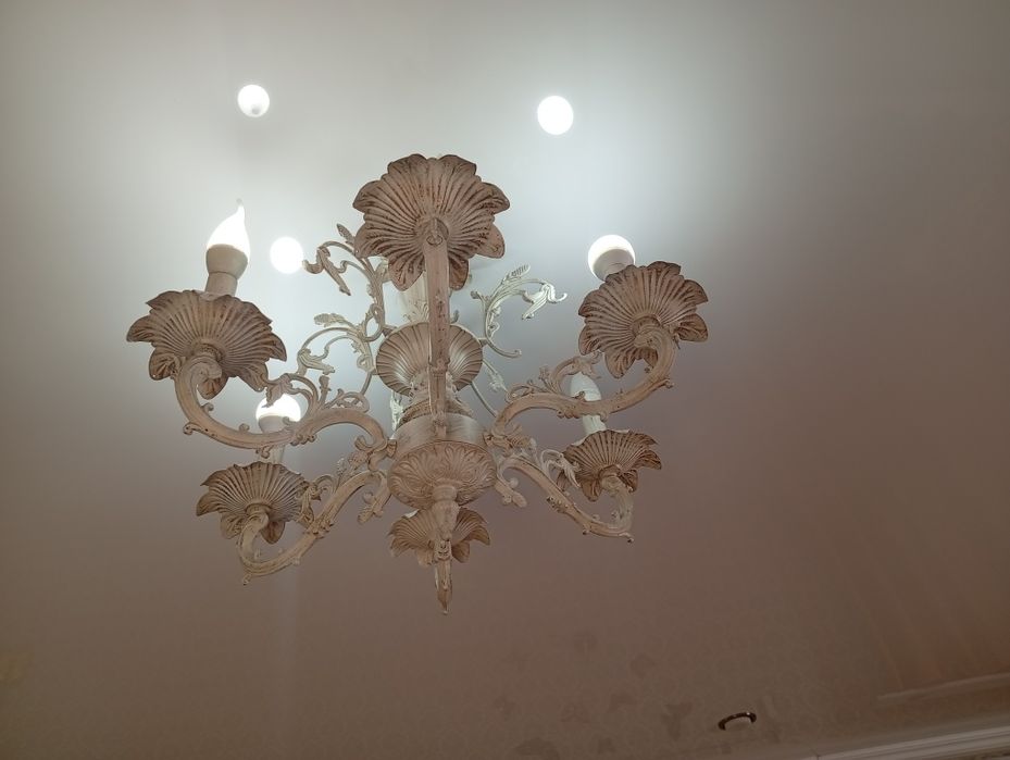 Продам люстру с шестью рожками.