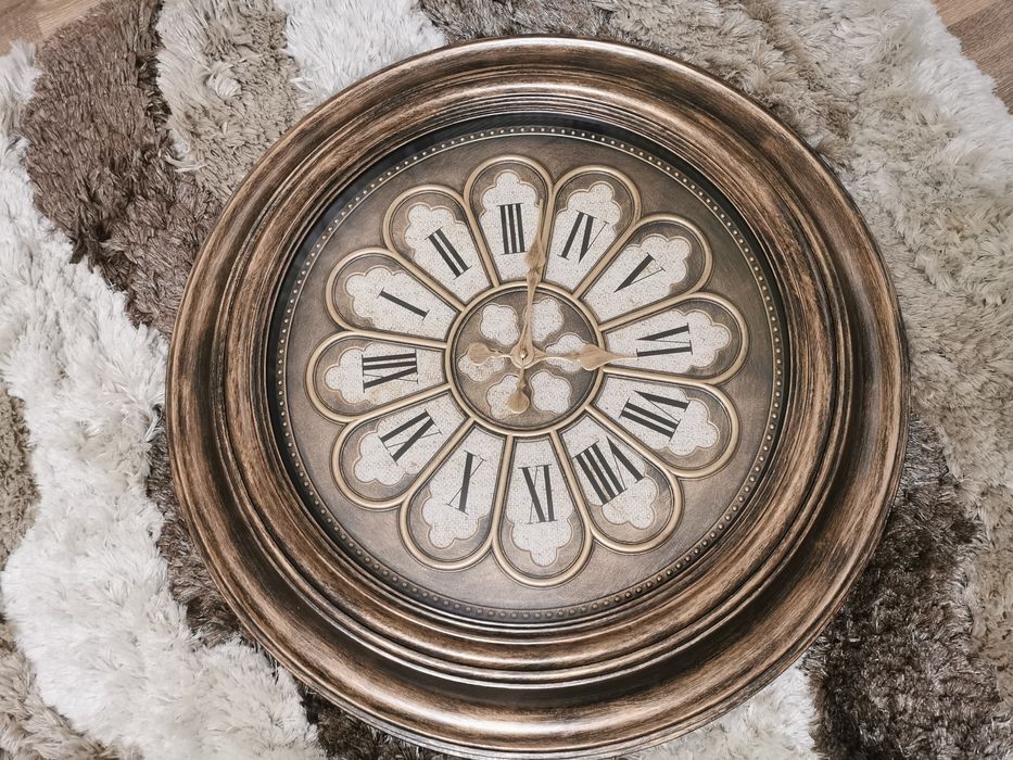 Уникален стенен часовник