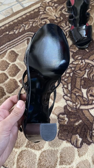 Продам 2 пары туфли в отличном состоянии