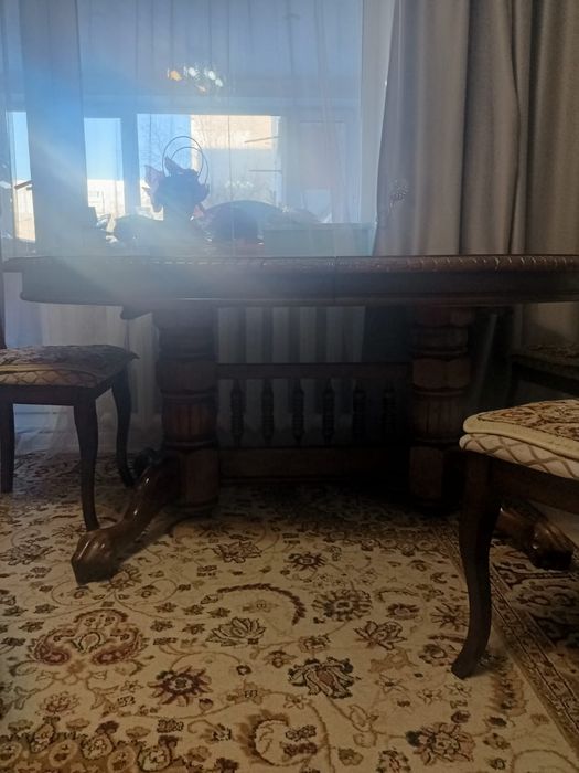 Продаётся стол со стульями.