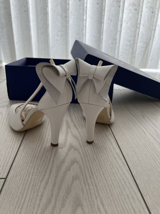 Pantofi albi mireasa, noi