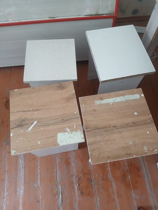 Деревянный стол и 4 табуретки