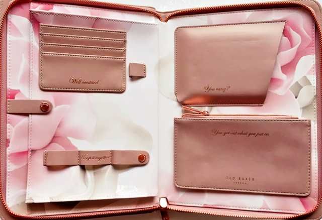 Portofel de călătorie din piele artificială cu interior floral.