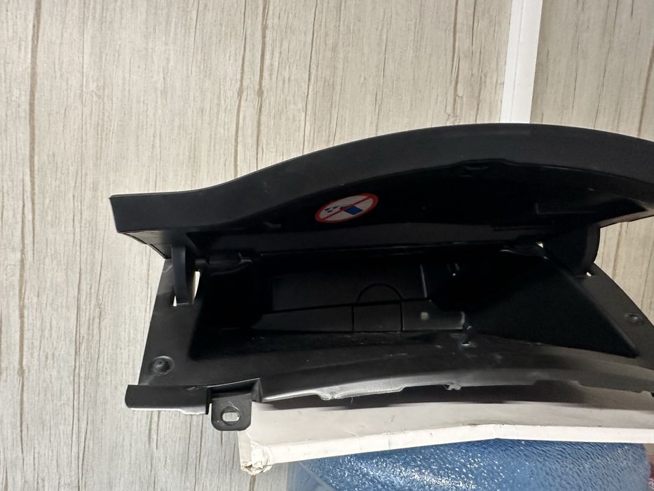 Жабка лява за табло за Ситроен Берлинго след 2008г.!