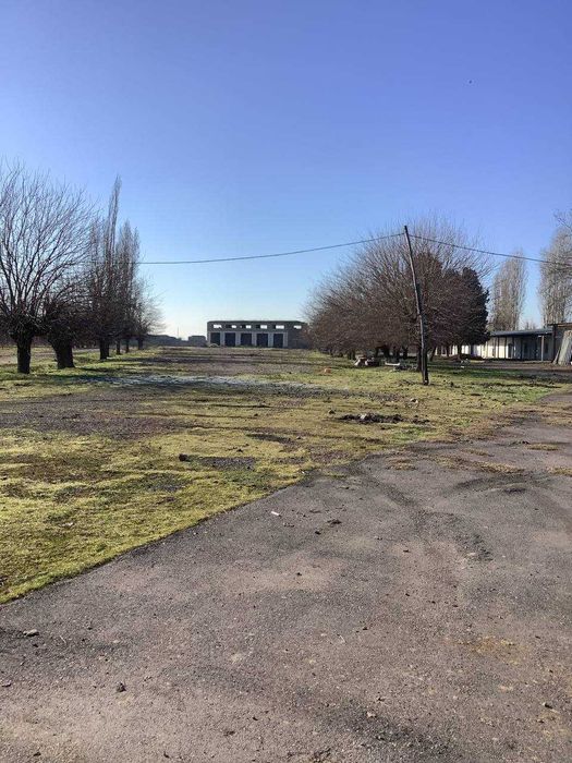 Срочно Продаётся база Уртачирчикский район пос Гулистон 3 гектара.