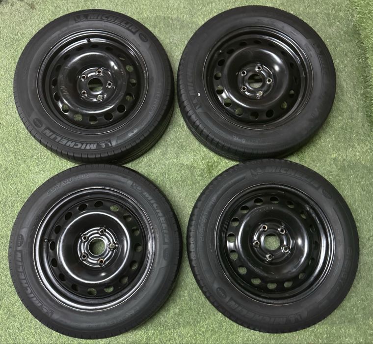 Диски с шинами в сборе+колпаки 205/60 R16 5x114.3 Toyota