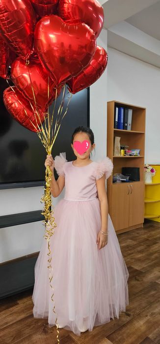 Пышное розовое бальное платье