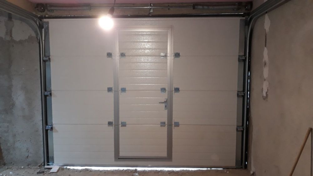 Usi de garaj stejar cu acces pietonal