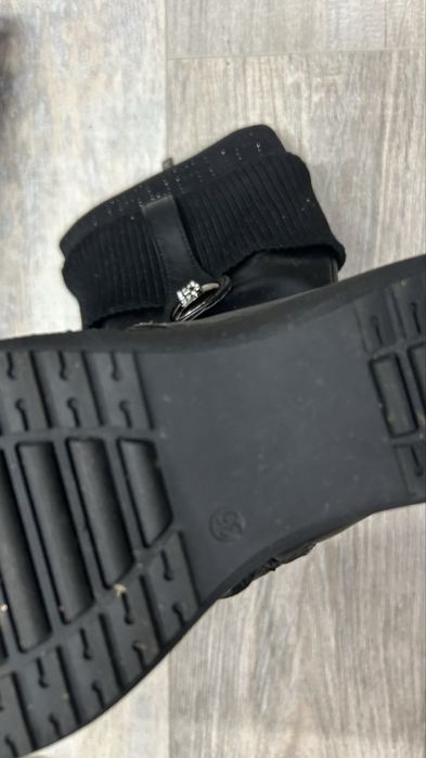 Отдаю зимн обувь бессплатно