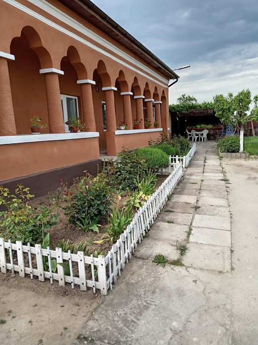 Vand casa la tara, teren generos