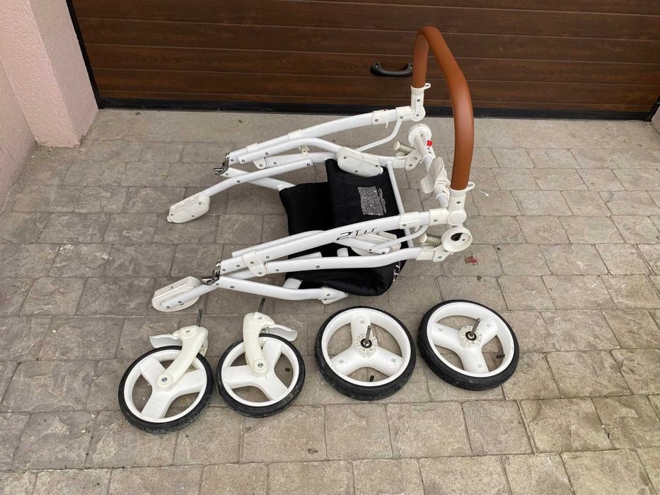 Carucior Gemeni 6 in 1 Landourile sunt așezate unul în spatele celuila