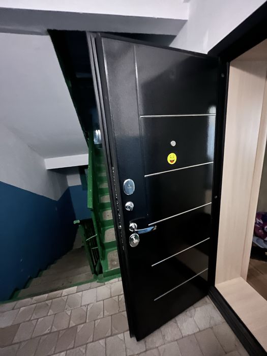 Продам входную дверь