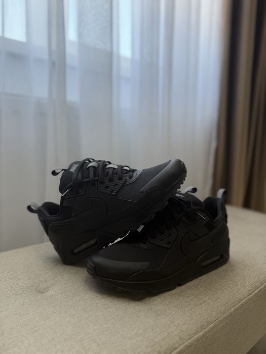 Adidasi nike noi