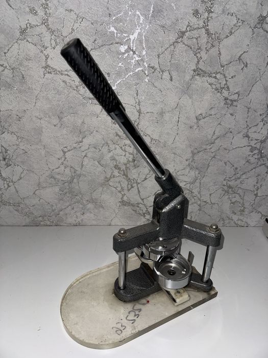 Аппарат для изготовления значков