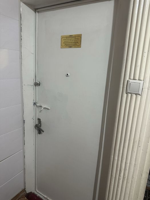 Кўча эшик темир яхши холати ўрта бақуват ясалган