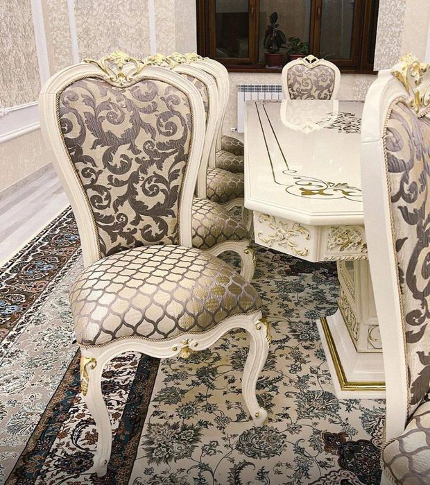 Продам гостиный стол со стульями