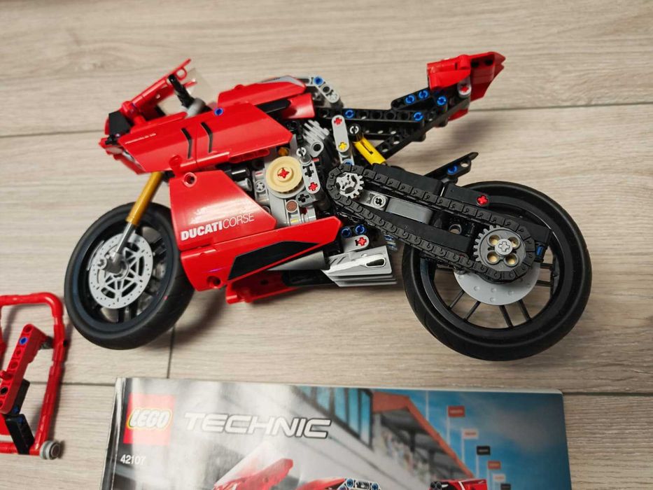 LEGO Technic - Ducati Panigale V4 R 42107