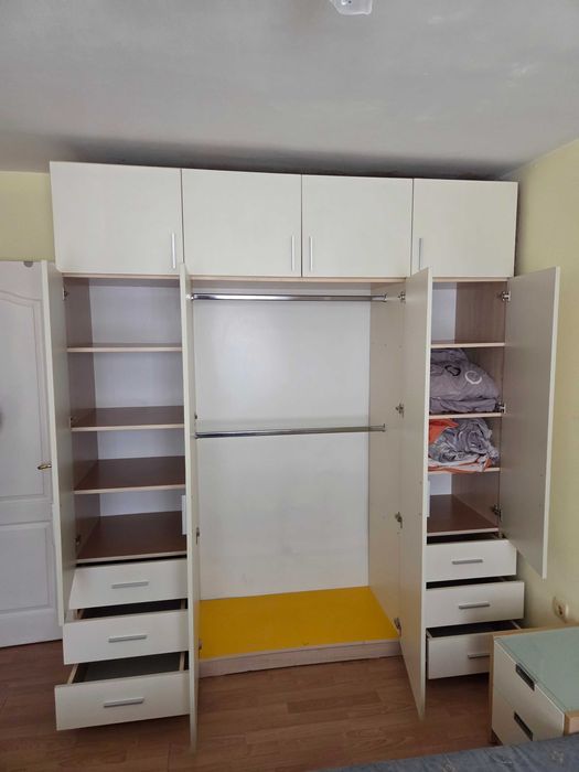 Продава се четирикрилен гардероб с надстройка.