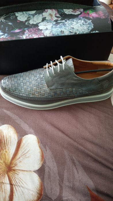 Vînd pantofi nr.42 din piele