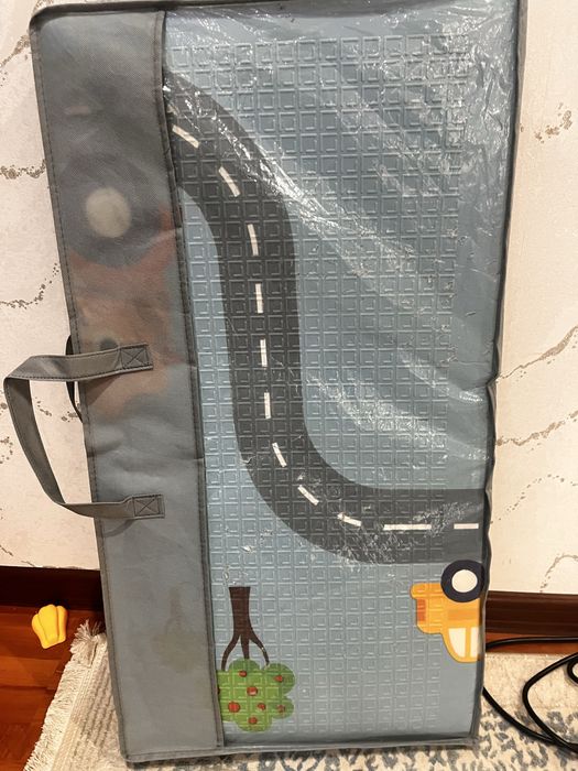 Игрушки и коврик